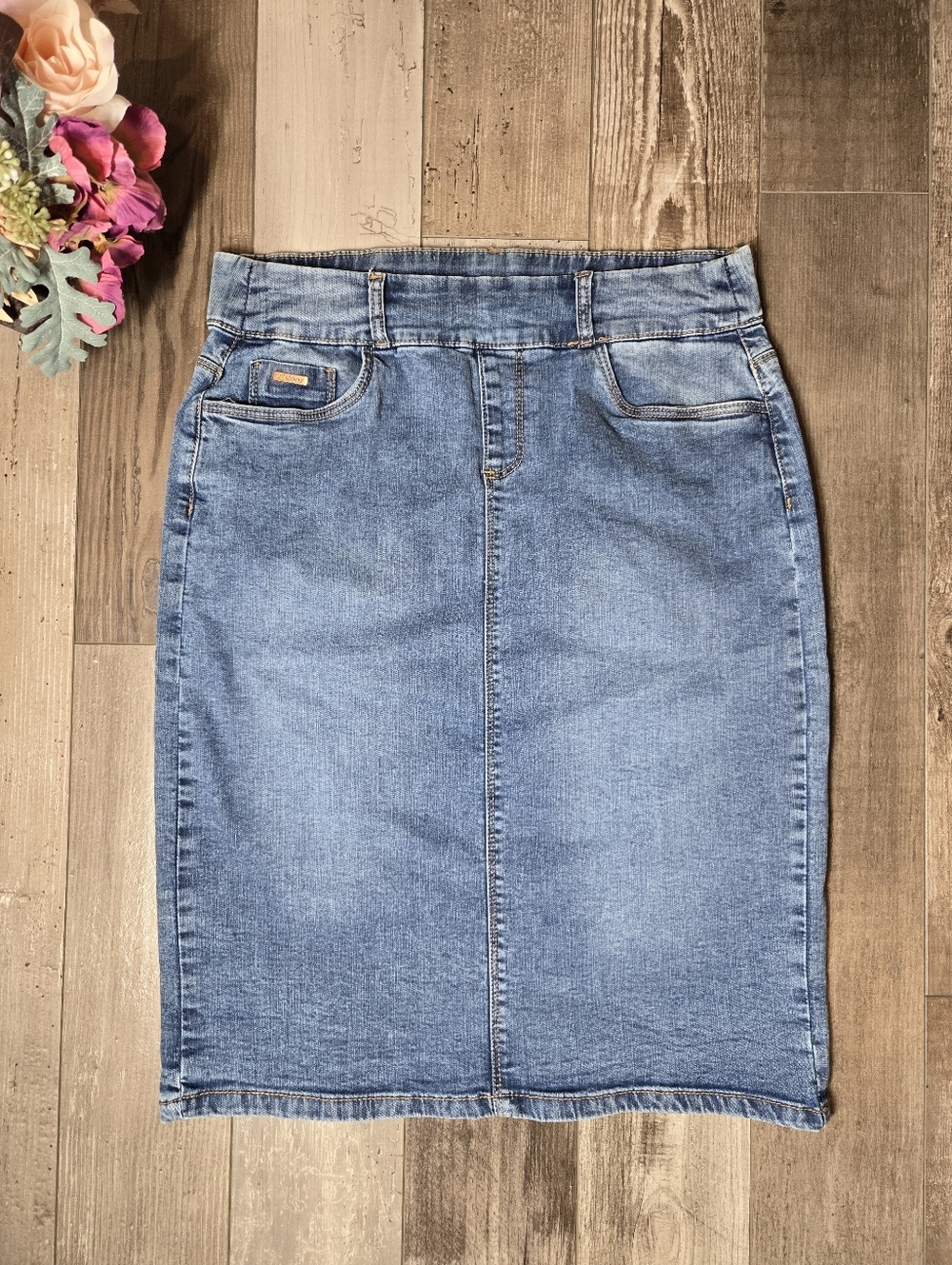 ESTEEZ Women's Medium Wash Blue Stretch Faded Denim Jean Skirt Size 6 NWOT